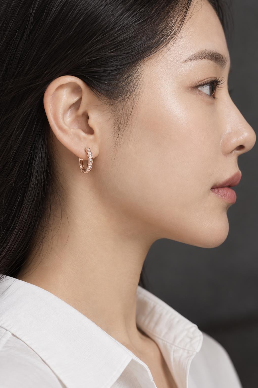 14K 스퀘어컷 프리즘 후프 귀걸이 AI 착용 예시 2