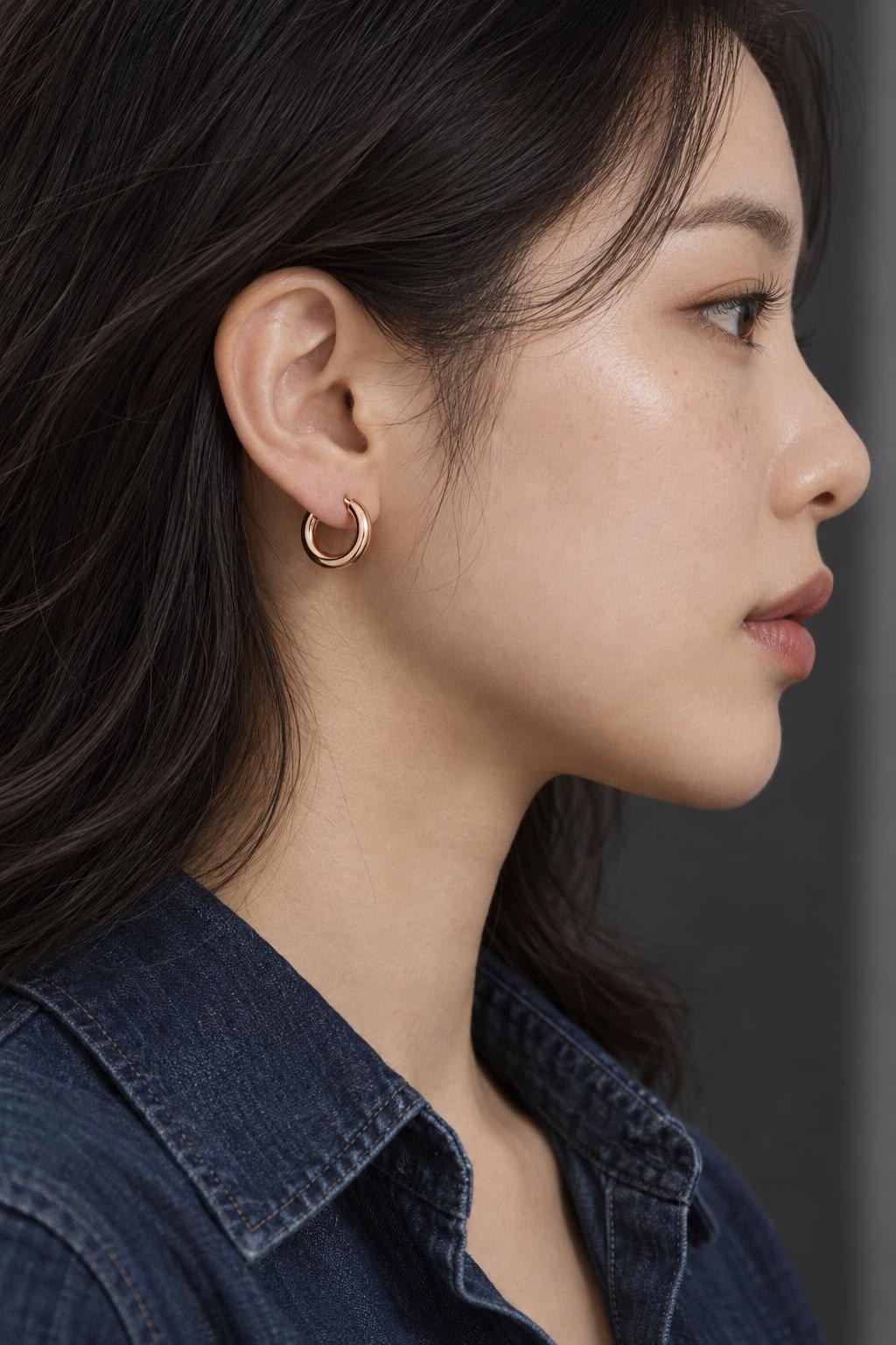14K 로즈골드 광택 도넛 링 귀걸이 AI 착용 예시 2