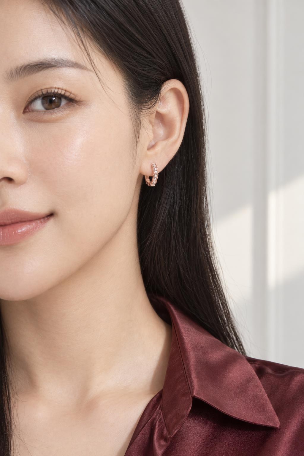 14K 스퀘어컷 프리즘 후프 귀걸이 AI 착용 예시 1