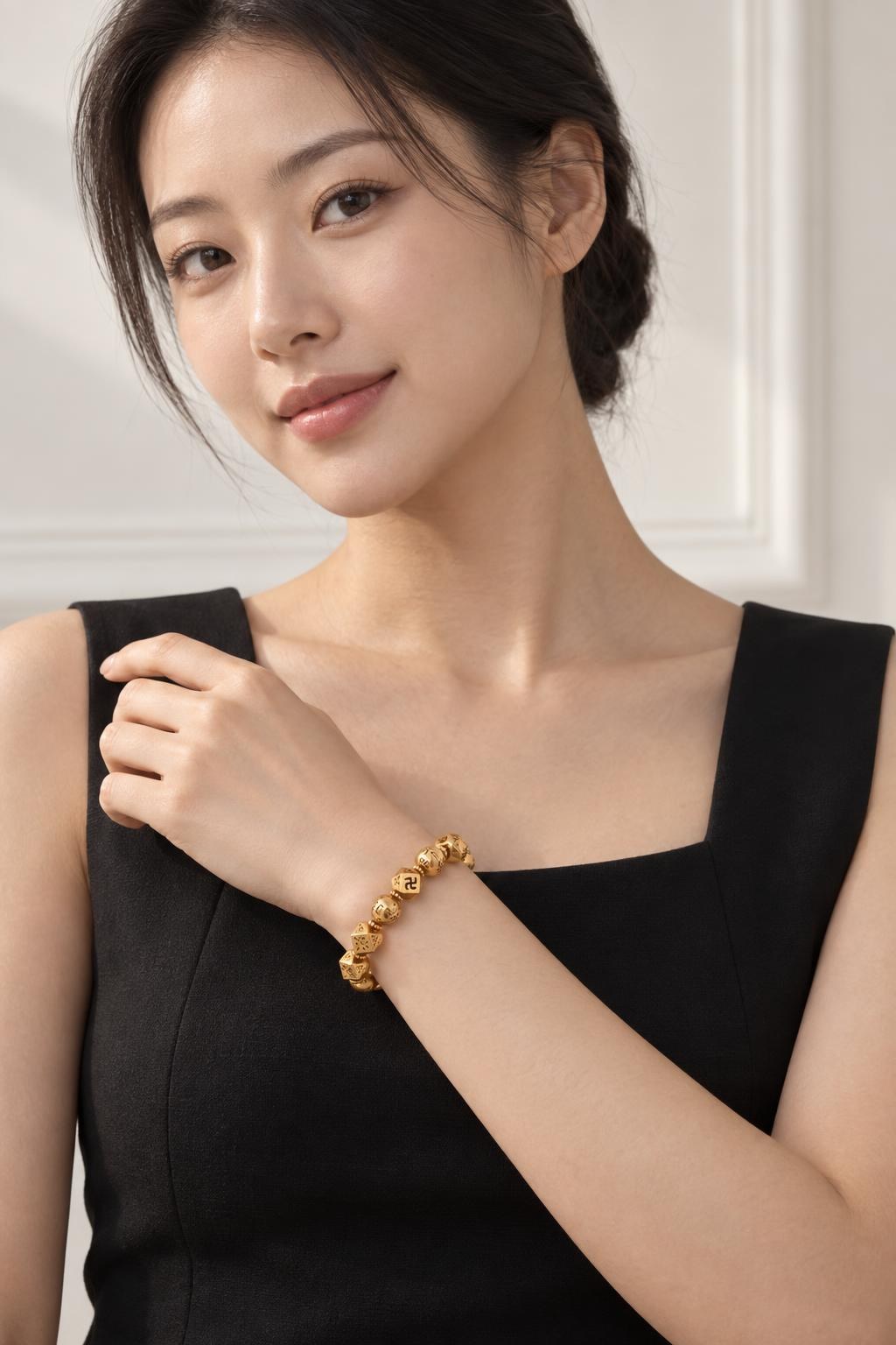 각진 8mm 염주 18k 팔찌 AI 착용 예시 1