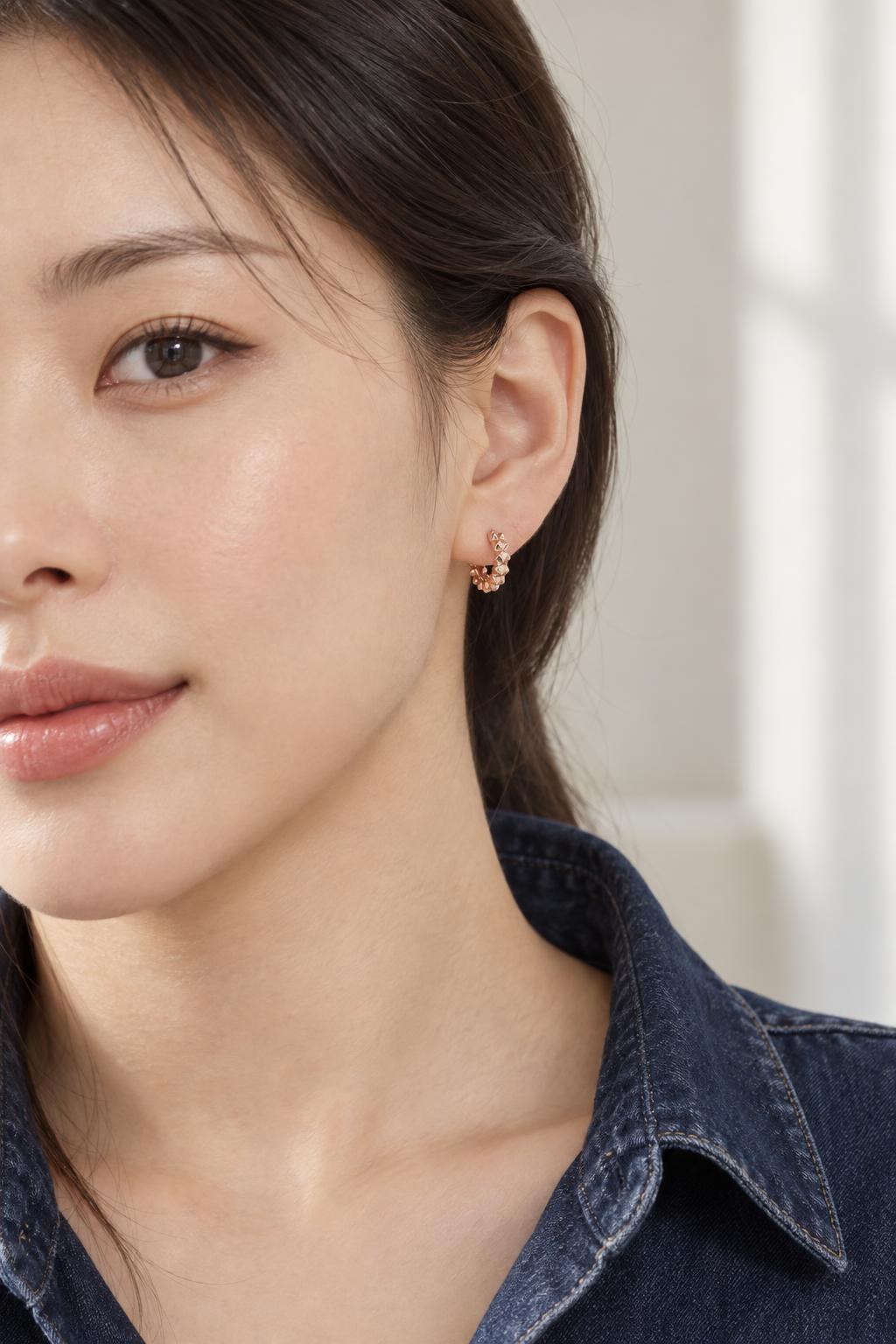 14K 볼 장식 라운드 후프 귀걸이 AI 착용 예시 1